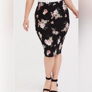 Torrid Pencil Skirt Premium Ponte SZ 4 Work and Party Skirt for Plus Size Floral